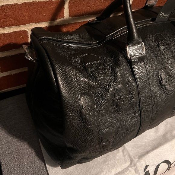 iO Pelle Skull Embossed Leather Travel Duffle - Picture 4 of 7